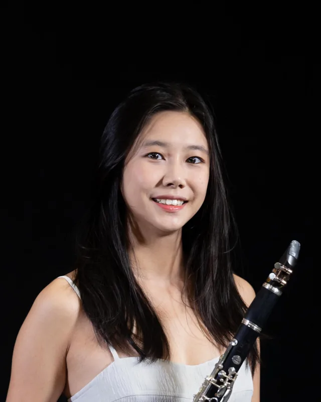 Weona Lim holding her clarinet