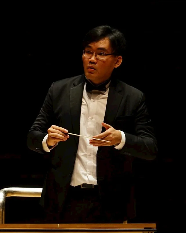 Yeo Jie Yuan conducting on stage